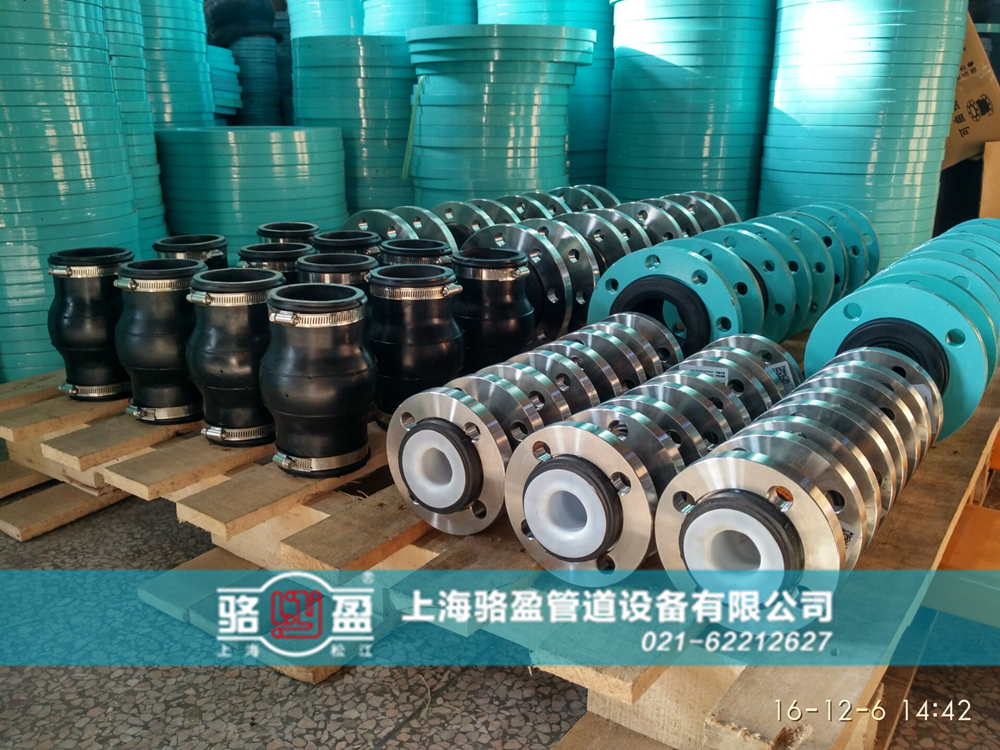 水泵使用時候?yàn)槭裁闯Ｓ玫较鹉z接頭